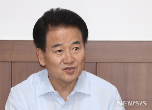 【서울=뉴시스】고승민 기자 = 민주평화당 정동영 대표가 19일 오전 서울 여의도 국회 앞 한 식당에서 기자간담회를 하고 있다. 2018.08.19.kkssmm99@newsis.com