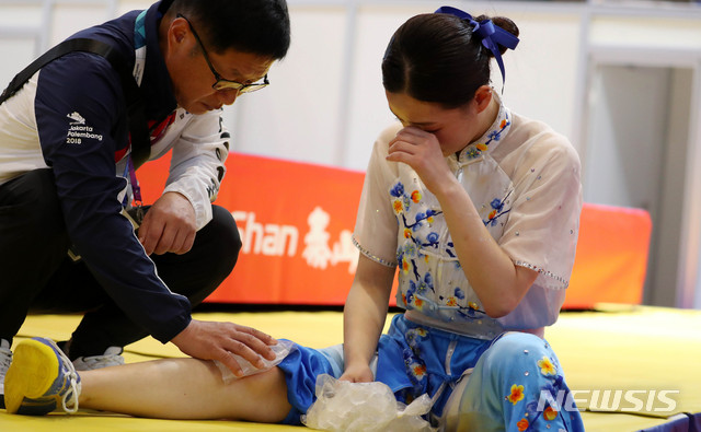 【자카르타(인도네시아)=뉴시스】추상철 기자 = 2018 자카르타-팔렘방 아시안게임 개막후 첫 경기가 펼쳐진 19일(현지시각) 오전 인도네시아 자카르타 인터네셔널 엑스포(JI EXPO)에서 무릎 부상으로 우슈 투로(검술) 출전을 포기한 서희주가 눈물을 흘리고 있다. 2018.08.19.&nbsp; scchoo@newsis.com