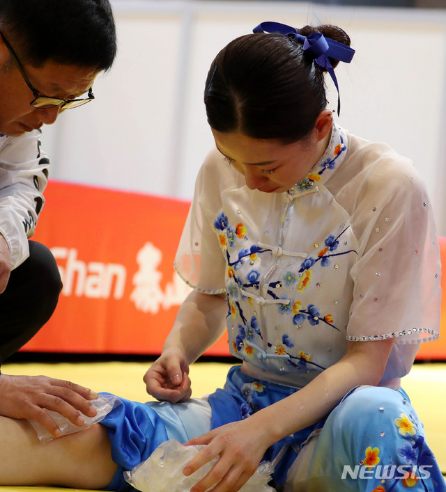 【자카르타(인도네시아)=뉴시스】추상철 기자 = 2018 자카르타-팔렘방 아시안게임 개막후 첫 경기가 펼쳐진 19일(현지시각) 오전 인도네시아 자카르타 인터네셔널 엑스포(JI EXPO)에서 무릎 부상으로 우슈 투로(검술) 출전을 포기한 서희주가 눈물을 흘리고 있다. 2018.08.19.&nbsp; scchoo@newsis.com