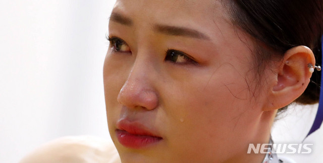 【자카르타(인도네시아)=뉴시스】추상철 기자 = 2018 자카르타-팔렘방 아시안게임 개막후 첫 경기가 펼쳐진 19일(현지시각) 오전 인도네시아 자카르타 인터네셔널 엑스포(JI EXPO)에서 무릎 부상으로 우슈 투로(검술) 출전을 포기한 서희주가 눈물을 흘리고 있다. 2018.08.19. scchoo@newsis.com