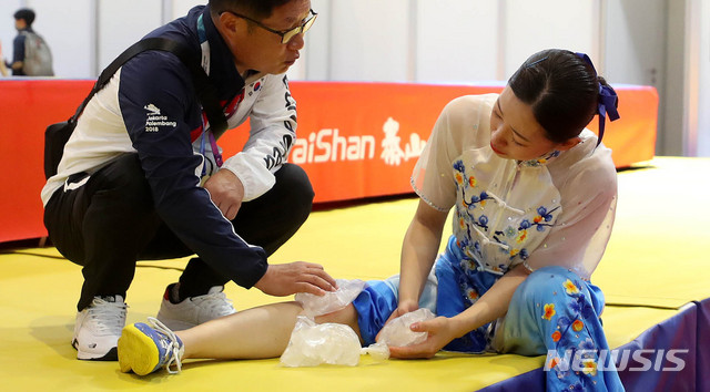 【자카르타(인도네시아)=뉴시스】추상철 기자 = 2018 자카르타-팔렘방 아시안게임 개막후 첫 경기가 펼쳐진 19일(현지시각) 오전 인도네시아 자카르타 인터네셔널 엑스포(JI EXPO)에서 무릎 부상으로 우슈 투로(검술) 출전을 포기한 서희주가 눈물을 흘리고 있다. 2018.08.19.&nbsp; scchoo@newsis.com