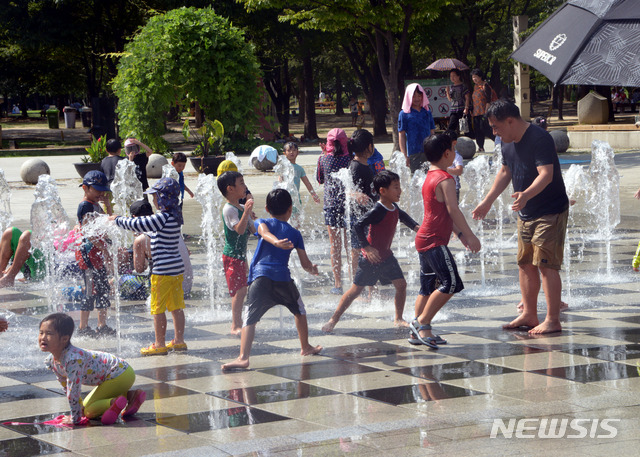 【서울=뉴시스】박태홍 기자 = 더위도 가시고 선선한 가을을 맞이하게 된다는 처서 (處暑) 절기를 닷새 앞둔 18일 오후 서울 성동구 서울숲에서 뭉게구름 사이로 볕이 뜨겁게 내리쬐고 어린이들이 바닥에서 솟아오르는 물줄기를 맞으며 즐겁게 놀고 있다. 2018.08.19.&nbsp; hipth@newsis.com
