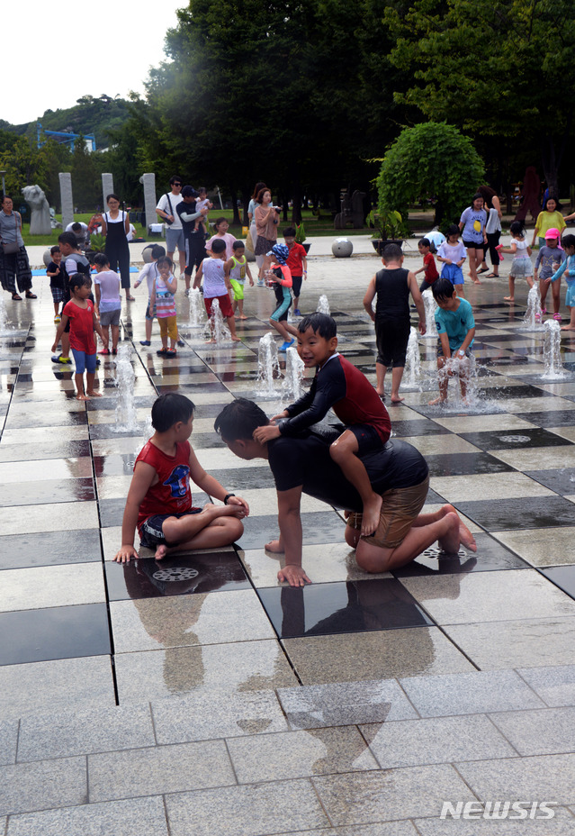 【서울=뉴시스】박태홍 기자 = 18일 오후 서울 성동구 서울숲에서 어린이들이 바닥에서 솟아오르는 물줄기를 맞으며 부모와 즐겁게 놀고 있다. 2018.08.19. hipth@newsis.com