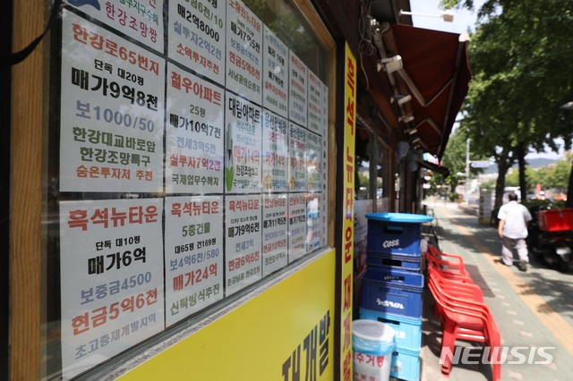 【서울=뉴시스】조성봉 기자 = 정부의 강력한 부동산 규제책으로 서울 집값이 한동안 주춤했지만, 최근 개발 호재에 대한 기대감이 커지면서 올들어 최대 상승폭을 보이고 있는 19일 오후 서울 용산구의 한 공인중개사무소에 매매 가격표가 게시되어 있다. KB국민은행 부동산정보팀에 따르면 지난 13일 기준 전주 대비 서울 아파트 매매가격은 0.45% 상승했다. 지난 2월 이후로 6월 말까지 계속해서 떨어지던 증감률이 7월부터 오르기 시작하더니 이번에 최대치를 찍은 것이다.&nbsp; 2018.08.19.&nbsp; suncho21@newsis.com