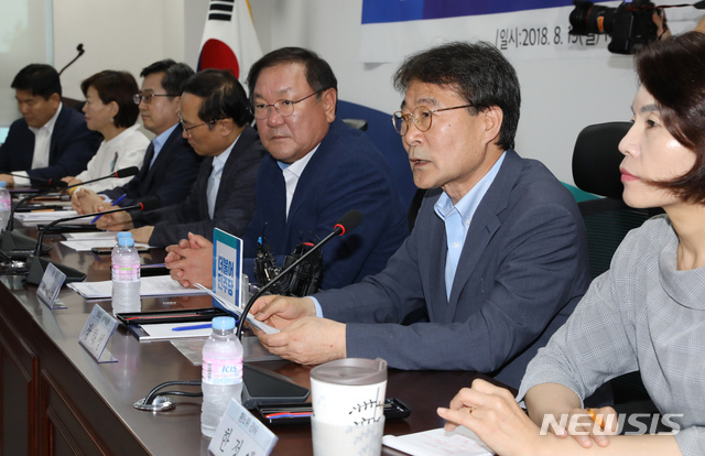 【서울=뉴시스】고승민 기자 = 통계청이 발표한 '2018년 7월 고용동향'에서 지난달 취업자 증가폭이 5천명에 그치는 것으로 나타나는 등 '고용 쇼크'가 이어진 19일 오후 서울 여의도 국회에서 열린 긴급 당·정·청 회의에서 장하성 청와대 정책실장이 발언하고 있다.취업자 수 증가 폭이 1만명에도 미치지 못한 것은 2010년 1월 이후 8년6개월 만에 처음이다. 이날 오후 2시부터 진행된 회의는 고용동향 및 현안을 점검하고 상황을 분석, 대책을 마련하는 자리로 이뤄질 예정이다. 2018.08.19.kkssmm99@newsis.com