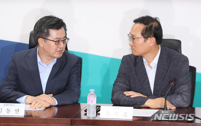 【서울=뉴시스】고승민 기자 = 통계청이 발표한 '2018년 7월 고용동향'에서 지난달 취업자 증가폭이 5천명에 그치는 것으로 나타나는 등 '고용 쇼크'가 이어진 19일 오후 서울 여의도 국회에서 열린 긴급 당·정·청 회의에서 김동연 경제부총리 겸 기획재정부 장관과 더불어민주당 홍영표 원내대표가 대화하고 있다.취업자 수 증가 폭이 1만명에도 미치지 못한 것은 2010년 1월 이후 8년6개월 만에 처음이다. 이날 오후 2시부터 진행된 회의는 고용동향 및 현안을 점검하고 상황을 분석, 대책을 마련하는 자리로 이뤄질 예정이다. 2018.08.19.kkssmm99@newsis.com