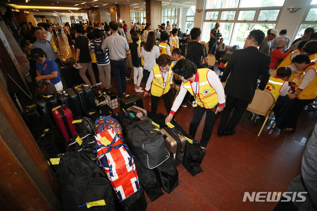 【속초=뉴시스】김진아 기자 = 21차 이산가족 상봉을 하루 앞둔 19일 오후 강원도 속초 한화리조트에서 남측 1차 상봉 대상자들이 가져온 선물과 짐들이 등록대 뒤에 놓여있다.&nbsp; 2년10개월 만에 열리는 이번 이산가족 상봉 행사에는 이산가족 89명과 동반가족 108명 등 총 197명이 20일부터 22일까지 열리는 '1차 이산가족 상봉행사'에 참여할 예정이다. 2018.08.19.&nbsp; bluesoda@newsis.com 