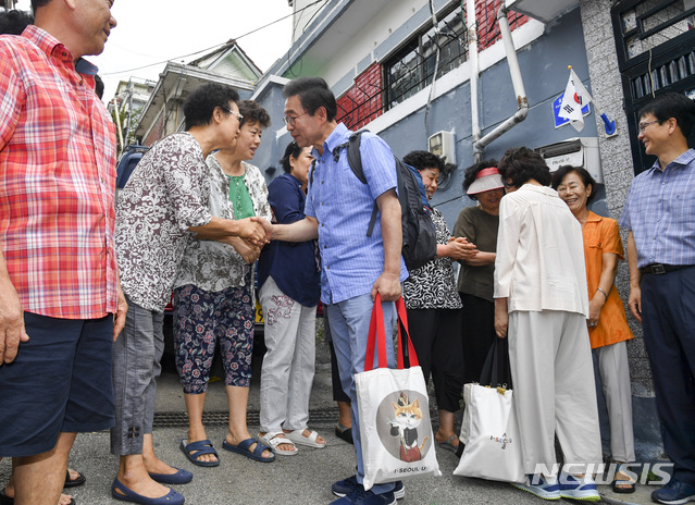 [서울=뉴시스] 지난 2018년 8월19일 당시 한 달 간의 옥탑방 생활을 마친 박원순 당시 서울시장 부부가 서울 강북구 삼양동에서 주민들과 인사하고 있다. 2018.08.19. (사진=서울시 제공) photo@newsis.com