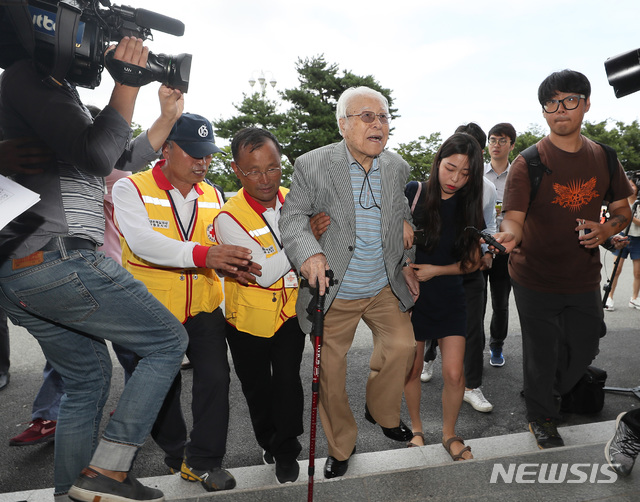 【서울=뉴시스】뉴스통신취재단 = 제21차 이산가족 상봉을 하루 앞둔 19일 오후 강원도 속초시 한화리조트에서 이번 상봉 최고령자 백성규(101) 할아버지가 도착해 등록대로 향하고 있다. 2년 10개월 만에 열리는 이산가족 상봉은 20일부터 26일까지 금강산에서 진행된다. 백 할어버지는 북측의 며느리와 손녀를 만날 예정이다. 2018.08.19. photo@newsis.com