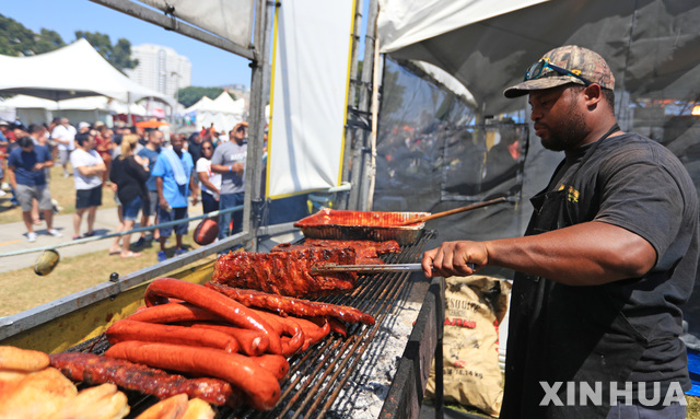 【로스앤젤레스 = AP/뉴시스】 페스트푸드 천국 로스앤젤레스에서 8월 19일 열린 바베큐축제.&nbsp; 이 지역 최대의 인기 햄버거 체인인 70년된 인앤 아웃버거(In-N-Out Burger )회사가 주 공화당에 거액 헌금을 했다는 이유로 최근 인터넷에서 불매운동을 당하고 있다.&nbsp;&nbsp; 