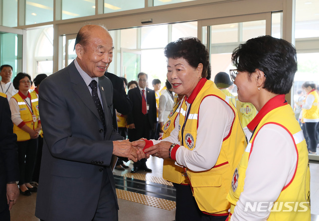【속초=뉴시스】뉴스통신취재단 = 제21차 이산가족 상봉을 하루 앞둔 19일 오후 강원도 속초시 한화리조트에서 박경서 대한적십자사 회장이 자원봉사자들을 격려하고 있다. 2년 10개월 만에 열리는 이산가족 상봉은 20일부터 26일까지 금강산에서 진행된다. 2018.08.19. photo@newsis.com