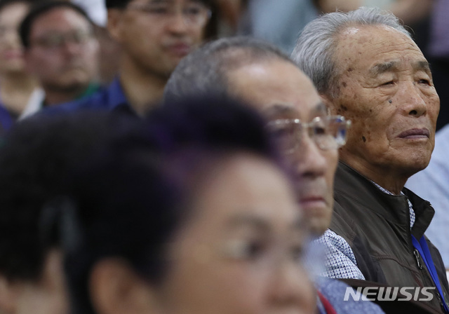 【속초=뉴시스】뉴스통신취재단 = 제21차 이산가족 상봉을 하루 앞둔 19일 오후 강원도 속초시 한화리조트에서 열린 방북교육에서 상봉 대상자와 가족들이 영상을 시청하고 있다. 2년 10개월 만에 열리는 이산가족 상봉은 20일부터 26일까지 금강산에서 진행된다. 2018.08.19. photo@newsis.com