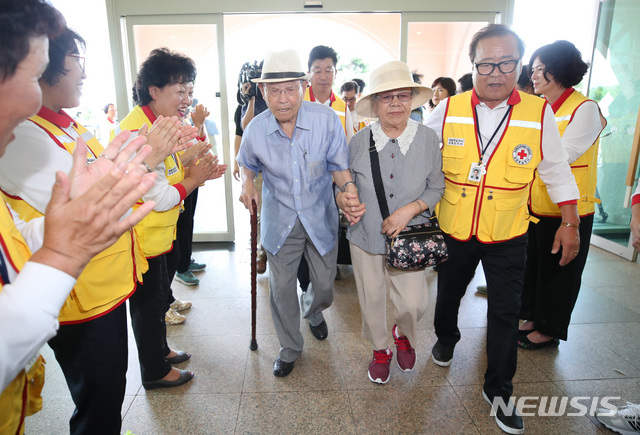 【속초=뉴시스】김진아 기자 = 21차 이산가족 상봉을 하루 앞둔 19일 오후 강원도 속초 한화리조트에서 남측 1차 상봉 대상자인 김동선(92) 할아버지가 배우자인 김영희(83)할머니와 접수를 하기 위해 등록대로 향하고 있다. 김 할아버지는 북측의 매부와 조카를 만날 예정이다. 2년10개월 만에 열리는 이번 이산가족 상봉 행사에는 이산가족 89명과 동반가족 108명 등 총 197명이 20일부터 22일까지 열리는 '1차 이산가족 상봉행사'에 참여할 예정이다. 2018.08.19. bluesoda@newsis.com