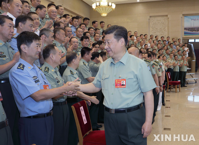 시진핑 중국 주석이 19일 중국공산당 당력 구축을 위한 회의에 참석해 참석자들과 악수하고 있다.  신화