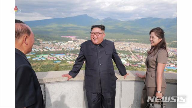 【서울=뉴시스】 삼지연군 건설장 시찰에 나선 북한 김정은 국무위원장. 2018.08.19. (사진=조선중앙TV 캡쳐) photo@newsis.com