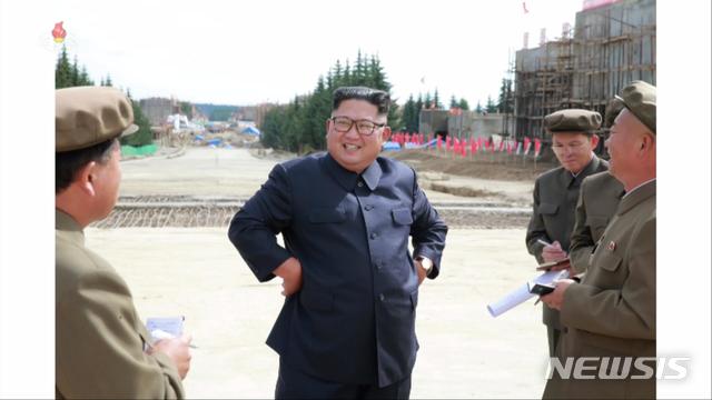 【서울=뉴시스】 북한 김정은 국무위원장이 40여일 만에 삼지연군 시찰에 다시 나섰다고 조선중앙통신이 19일 보도했다. 중앙통신은 이날 "최고영도자 김정은 동지가 리설주 동지와 함께 삼지연군안의 건설장을 또다시 현지지도했다"며 이같이 밝혔다. 2018.08.19. (사진=조선중앙TV 캡쳐) photo@newsis.com