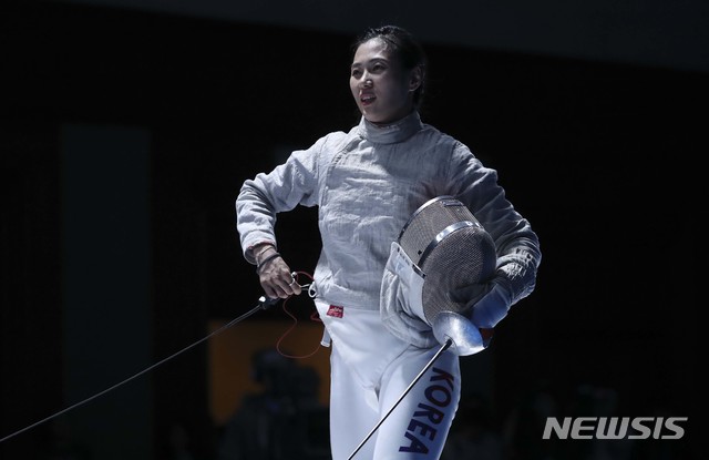 【자카르타(인도네시아)=뉴시스】최진석 기자 = 19일 오후 인도네시아 자카르타 컨벤션센터에서 열린 2018 자카르타-팔렘방 아시안게임 펜싱 여자 사브르 개인전 준결승전에서 패한 김지연이 아쉬워하고 있다. 2018.08.19.myjs@newsis.com