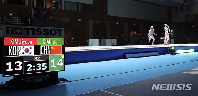 【자카르타(인도네시아)=뉴시스】최진석 기자 = 19일 오후 인도네시아 자카르타 컨벤션센터에서 열린 2018 자카르타-팔렘방 아시안게임 펜싱 여자 사브르 개인전 준결승전에서 패한 김지연이 아쉬워하고 있다. 2018.08.19.myjs@newsis.com