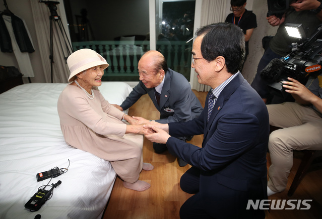 【속초=뉴시스】김진아 기자 = 21차 이산가족 상봉을 하루 앞둔 19일 오후 강원도 속초 한화리조트에서 남측 1차 상봉 대상자인 이금섬(92) 할머니가 조명균 통일부 장관, 박경서 대한적십자사 회장과 대화를 나누고 있다.&nbsp; 2년10개월 만에 열리는 이번 이산가족 상봉 행사에는 이산가족 89명과 동반가족 108명 등 총 197명이 20일부터 22일까지 열리는 '1차 이산가족 상봉행사'에 참여할 예정이다. 2018.08.19.&nbsp;&nbsp; bluesoda@newsis.com