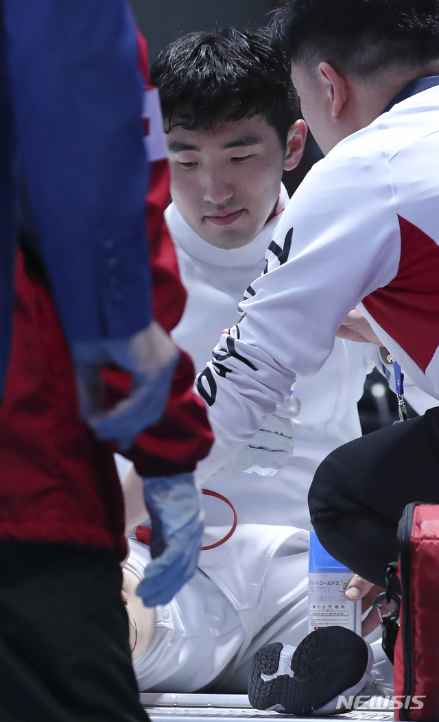 【자카르타(인도네시아)=뉴시스】최진석 기자 = 19일 오후 인도네시아 자카르타 컨벤션센터에서 열린 2018 자카르타-팔렘방 아시안게임 펜싱 남자 에페 개인전 결승에서 박상영이 무릎에 고통을 호소하며 치료를 받고 있다. 2018.08.19.myjs@newsis.com