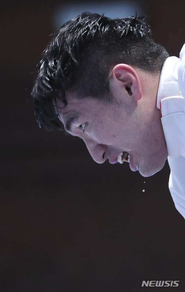 【자카르타(인도네시아)=뉴시스】최진석 기자 = 19일 오후 인도네시아 자카르타 컨벤션센터에서 열린 2018 자카르타-팔렘방 아시안게임 펜싱 남자 에페 개인전 결승에서 박상영이 무릎에 고통을 호소하며 땀을 흘리고 있다. 2018.08.19.myjs@newsis.com