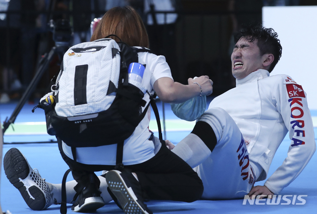 【자카르타(인도네시아)=뉴시스】최진석 기자 = 19일 오후 인도네시아 자카르타 컨벤션센터에서 열린 2018 자카르타-팔렘방 아시안게임 펜싱 남자 에페 개인전 결승에서 패한 박상영이 은메달을 차지한 뒤 무릎 고통을 호소하고 있다. 2018.08.19.myjs@newsis.com