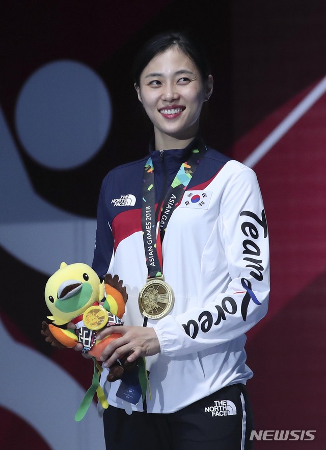 【자카르타(인도네시아)=뉴시스】최진석 기자 = 19일 오후 인도네시아 자카르타 컨벤션센터에서 열린 2018 자카르타-팔렘방 아시안게임 펜싱 여자 사브르 개인전에서 동메달을 차지한 김지연이 수상 뒤 기뻐하고 있다. 2018.08.19.myjs@newsis.com