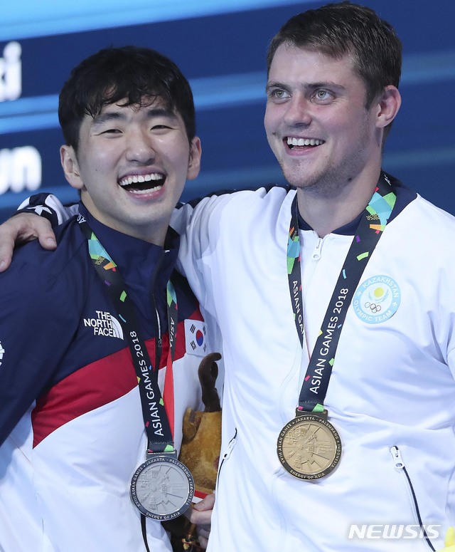 【자카르타(인도네시아)=뉴시스】최진석 기자 = 19일 오후 인도네시아 자카르타 컨벤션센터에서 열린 2018 자카르타-팔렘방 아시안게임 펜싱 남자 에페 개인전에서 은메달을 차지한 박상영이 금메달을 차지한 알렉사닌 드리트리를 축하고 있다. 2018.08.19.myjs@newsis.com