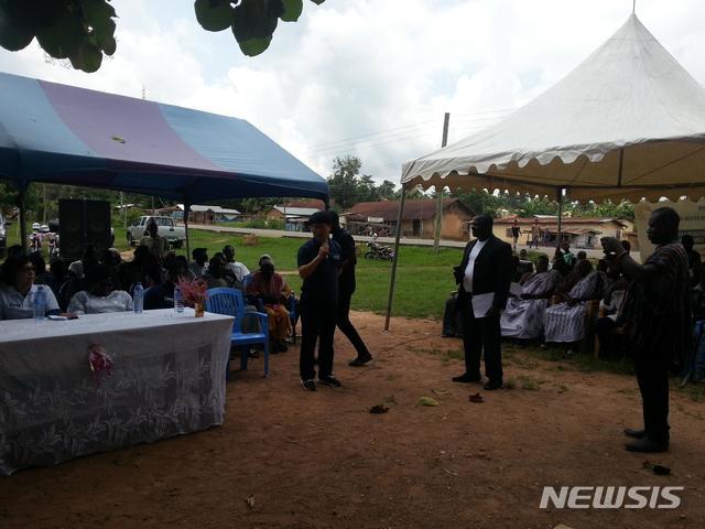 【세종=뉴시스】국민건강보험공단은 15일부터 3일간 한국국제보건의료재단(KOFIH), 가나 건강보험청(National Health Insurance Authority)과 공동으로 가나 볼타지역에서 시행되고 있는 지역가입자 확대 시범사업 현지 모니터링을 하는 모습. 2018.08.20.(사진 = 국민건강보험공단 제공)photo@newsis.com