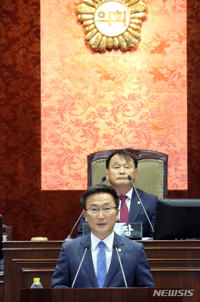 【제천=뉴시스】이병찬 기자 =20일 제268회 제천시의회 임시회 제1차 본회의에서 홍석용(아래) 의장이 부당 수의계약 논란에 관해 사과하는 신상 발언을 하고 있다.2018.08.20. bclee@newsis.com