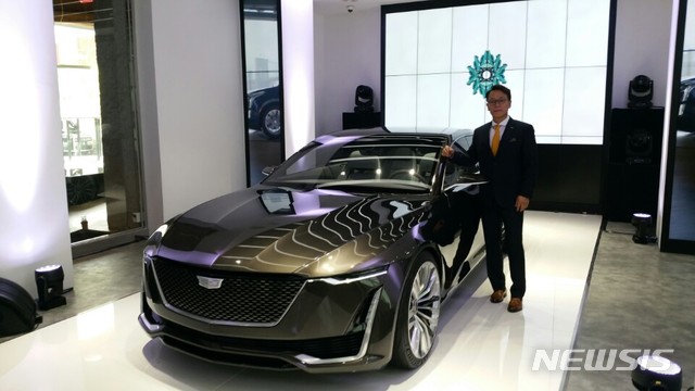 【서울=뉴시스】박민기 기자 = 20일 서울 강남구 도산대로에 오픈한 '캐딜락 하우스 서울'에서 김영식 캐딜락코리아 대표가 1층에 전시된 '에스칼라' 차량을 소개하고 있다. 2018.08.20. minki@newsis.com