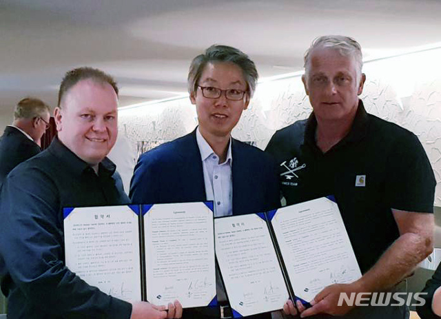 【안동=뉴시스】류상현 기자 = 송경창 경북도 일자리경제산업실장이 지난 14일 스위스의 블록체인 기업인 '해머팀'에서 이 회사 관계자들과 업무협약을 체결하고 있다. 2018.08.20 (사진=경북도 제공) photo@newsis.com