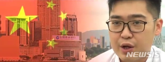 【서울=뉴시스】 홍콩 독립을 주장하는 20대 홍콩 정치인이 도널드 트럼프 미국 대통령에게 세계무역기구(WTO)에서 중국과 홍콩을 내쫓아야 한다는 내용의 서한을 보낸 것이 알려지면서 논란이 되고 있다. 19일(현지시간) CNBC방송에 따르면 지역파 정당 홍콩 민족당(民族黨)을 이끄는 찬호틴(陳浩天)은 전날 트럼프 대통령에게 보낸 서한을 통해 중국과 홍콩을 추방해야 한다고 주장했다. (사진 출처 = 유투브 캡처) 2018.08.20