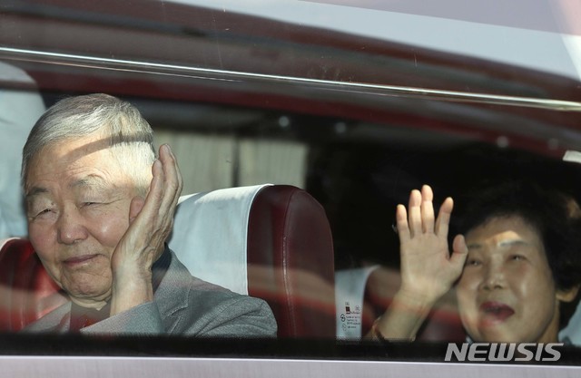【속초=뉴시스】뉴스통신취재단 = 제21차 이산가족 상봉행사 1회차 첫날인 20일 오전 강원도 속초시 한화리조트에서 상봉대상자들이 취재진을 향해 손을 흔들고 있다.&nbsp; 2년 10개월 만에 열리는 이산가족 상봉은 20일부터 26일까지 금강산에서 진행된다. 2018.08.20.&nbsp; photo@newsis.com