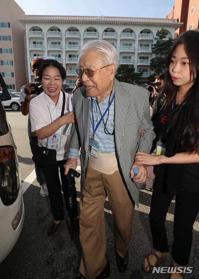 【속초=뉴시스】뉴스통신취재단 = 제21차 이산가족 상봉행사 1회차 첫날인 20일 오전 강원도 속초시 한화리조트에서 1차 남측 상봉 최고령자인 백성규(101) 할아버지가 버스로 향하고 있다. 2년 10개월 만에 열리는 이산가족 상봉은 20일부터 26일까지 금강산에서 진행된다. 2018.08.20. photo@newsis.com