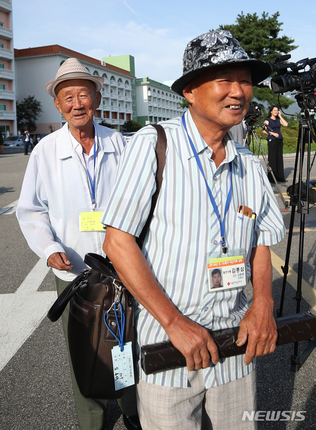 【서울=뉴시스】김진아 기자 = 21차 이산가족 상봉행사 첫날인 20일 오전 강원도 속초 한화리조트에서 남측 1차 상봉 대상자들과 가족들이 상봉장으로 가기 위해 버스로 향하고 있다.&nbsp; 2년10개월 만에 열리는 이번 이산가족 상봉 행사에는 이산가족 89명과 동반가족 108명 등 총 197명이 20일부터 22일까지 열리는 '1차 이산가족 상봉행사'에 참여할 예정이다. 2018.08.20.&nbsp; bluesoda@newsis.com