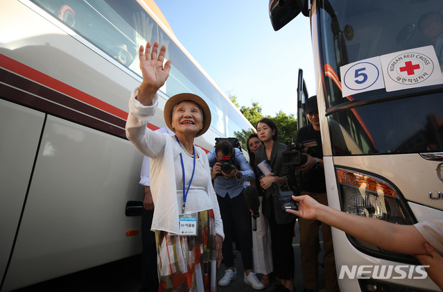 【서울=뉴시스】김진아 기자 = 21차 이산가족 상봉행사 첫날인 20일 오전 강원도 속초 한화리조트에서 남측 1차 상봉 대상자인 이금섬(92) 할머니가 상봉장으로 가기 위해 버스를 타기 전 인사를 하고 있다. 이 할머니는 북측의 아들을 만날 예정이다.&nbsp; 2년10개월 만에 열리는 이번 이산가족 상봉 행사에는 이산가족 89명과 동반가족 108명 등 총 197명이 20일부터 22일까지 열리는 '1차 이산가족 상봉행사'에 참여할 예정이다. 2018.08.20. bluesoda@newsis.com