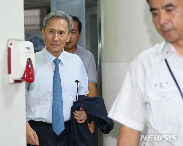 【서울=뉴시스】박주성 기자 = 김관진 전 국방부 장관이 지난 8월20일 오전 서울 서초구 서울중앙지법으로 '군 댓글공작' 관련 첫 공판에 출석하고 있다. 2018.08.20. photo@newsis.com