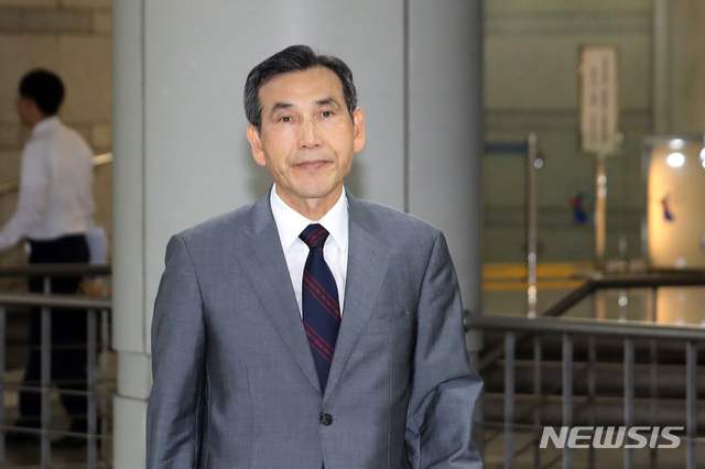 【서울=뉴시스】박주성 기자 = 군 사이버사령부의 정치관여 활동에 개입한 혐의를 받는 임관빈 전 국방부 정책실장이 20일 오전 서울 서초구 서울중앙지방법원에서 열린 공판에 출석하고 있다. 2018.08.20.&nbsp; photo@newsis.com