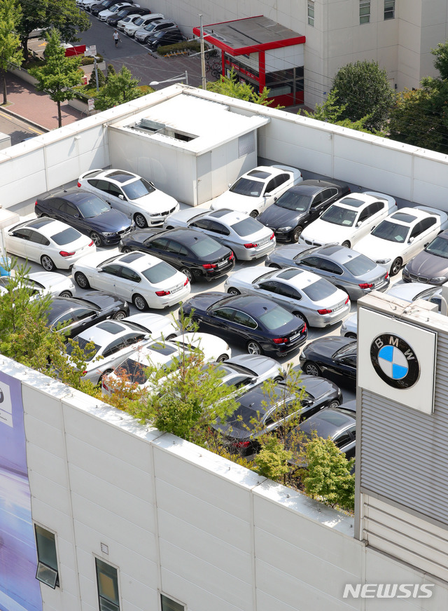 【서울=뉴시스】배훈식 기자 = BMW 차량 화재 관련 결함 리콜이 시작된 20일 오전 서울 영등포구의 한 BMW 서비스 센터에 수리를 기다리는 차량들이 주차돼 있다. 2018.08.20. dahora83@newsis.com