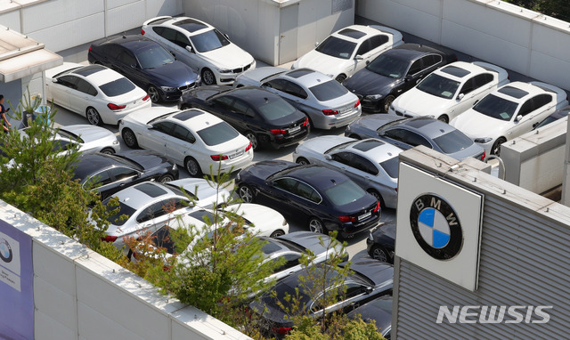 【서울=뉴시스】배훈식 기자 = BMW 차량 화재 관련 결함 리콜이 시작된 20일 오전 서울 영등포구의 한 BMW 서비스 센터에 수리를 기다리는 차량들이 주차돼 있다. 2018.08.20. dahora83@newsis.com