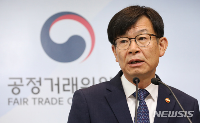 【세종=뉴시스】강종민 기자 = 김상조 공정거래위원장이 20일 오전 정부세종청사에서 재취업 알선 관행 타파, 재취업 관리 강화, 공직윤리 강화 등 공정위 조직 쇄신 방안을 발표하고 있다. 2018.08.20.&nbsp; ppkjm@newsis.com