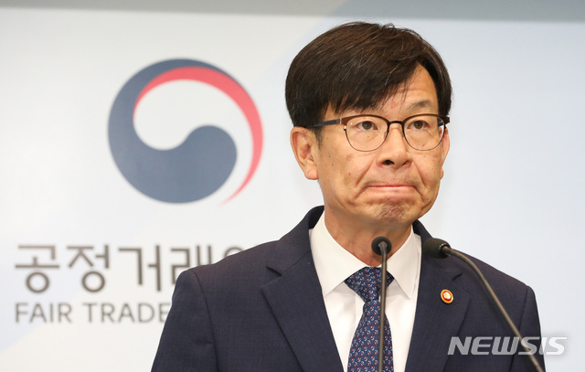 【세종=뉴시스】강종민 기자 = 김상조 공정거래위원장이 20일 오전 정부세종청사에서 재취업 알선 관행 타파, 재취업 관리 강화, 공직윤리 강화 등 공정위 조직 쇄신 방안을 발표하며 입술을 꽉 깨물고 있다. 2018.08.20.&nbsp; ppkjm@newsis.com