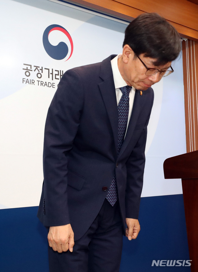 【세종=뉴시스】강종민 기자 = 김상조 공정거래위원장이 20일 오전 정부세종청사에서 공정위 조직 쇄신 방안 발표에 앞서 허리숙여 사과하고 있다. 김 위원장은 이날 재취업 알선 관행 타파, 재취업 관리 강화, 공직윤리 강화 등 조직 쇄신 방안을 발표했다. 2018.08.20. ppkjm@newsis.com