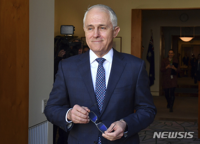 【캔버라(호주)=AP/뉴시스】맬컴 턴불 호주 총리가 20일 안제이 두다 폴란드 대통령과의 회담을 위해 캔버라의 호주 하원에 도착하고 있다. 턴불 총리는 이날 기자들에게 온실가스 배출을 제한하기 위한 법안 도입에 대한 지지가 충분하지 않아 새 법안 마련 계획을 포기한다고 밝혔다. 2018.8.20