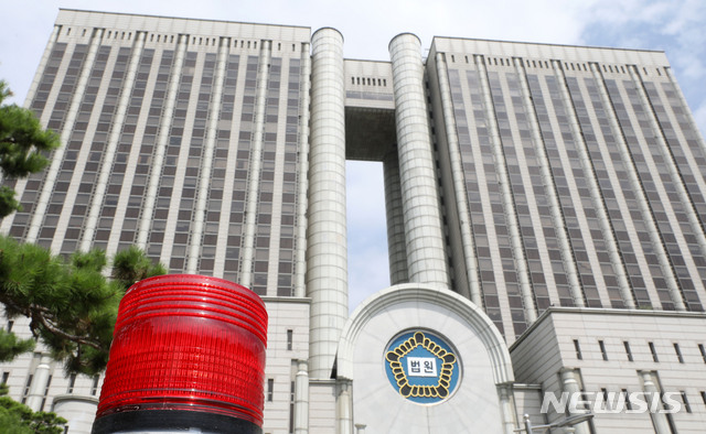 【서울=뉴시스】박주성 기자 = 서울중앙지검 특수 1·3부는 20일 오전 '양승태 행정처' 사법 농단 사건과 관련해 이규진 전 대법원 양형위원회 상임위원의 서울고법 사무실과 주거지 등을 압수수색하고 있다. 이 전 상임위원은 고등법원 부장판사급으로 재판에서 배제된 상태다.&nbsp; 이와 함께 검찰은 헌재 파견 기간 재판관들 회의 내용 등을 유출한 것으로 의심받고 있는 최모 판사의 서울중앙지법 사무실 등에도 검사와 수사관을 보내 관련 문건을 확보하고 있다. 2018.08.20.&nbsp; park7691@newsis.com