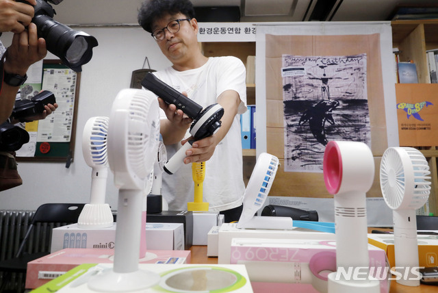 【서울=뉴시스】최동준 기자 = 환경보건시민센터가 20일 서울 종로구 환경보건시민센터에서 손선풍기의 전자파를 측정해 보여주고 있다.이들은 바람개비 팬이 돌아가는 조사대상 12 종류 모든 손선풍기에서 매우 높은 수치의 전자파가 발생했고 바람개비 팬으로부터 조금만 거리가 떨어져도 전자파의 세기가 크게 낮아진다고 밝혔다.머리와 얼굴로부터 25cm 이상 떨어뜨린 상태에서 사용을 권고 했다. 2018.08.20. photocdj@newsis.com