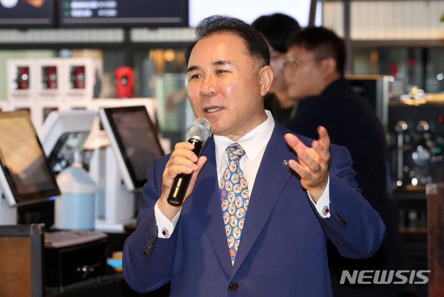 【서울=뉴시스】이영환 기자 = 윤홍근 제너시스BBQ 회장이 20일 오전 서울 강남구 'BBQ 치킨 레몬' 대치본점에서 열린 오픈식에서 인사말을 하고 있다. 치킨 프랜차이즈 BBQ는 매장의 구성과 운영 전 영역에서 기존의 치킨가맹점 모델을 혁신적으로 차별화한 'BBQ 치킨 레몬' 대치본점을 20일 오픈하고 새롭게 오픈하는 가맹점에 신모델을 우선적으로 적용하고 기존 가맹점 역시 순차적으로 개편할 계획이라고 밝혔다. 2018.08.20.&nbsp; 20hwan@newsis.com