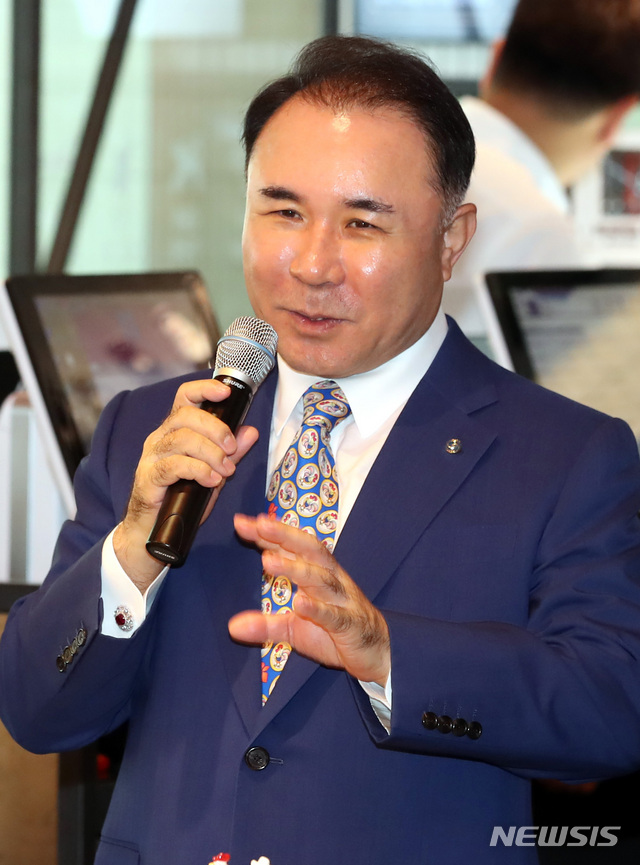 【서울=뉴시스】이영환 기자 = 윤홍근 제너시스BBQ 회장. 2018.08.20. 20hwan@newsis.com