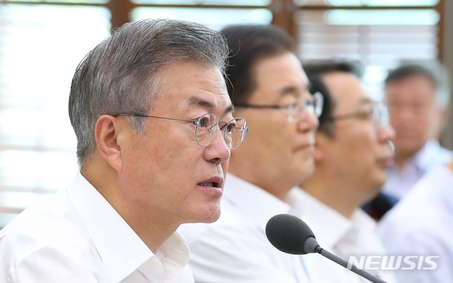 【서울=뉴시스】전신 기자 = 문재인 대통령이 20일 청와대 여민관에서 열린 수석보좌관회의에서 모두발언하고 있다. 2018.08.20.&nbsp; photo1006@newsis.com